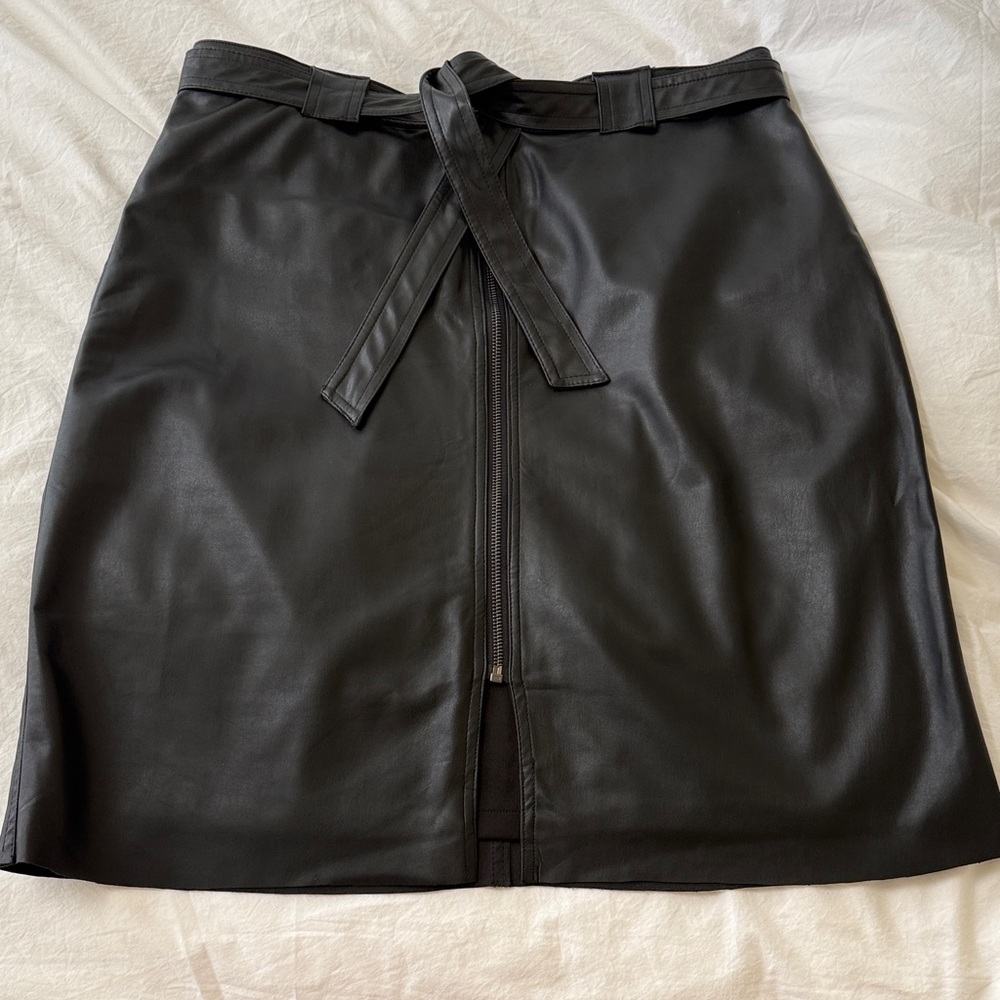 Anthropology Bailey / 44 Faux Leather zipper skirt, Black, Size L